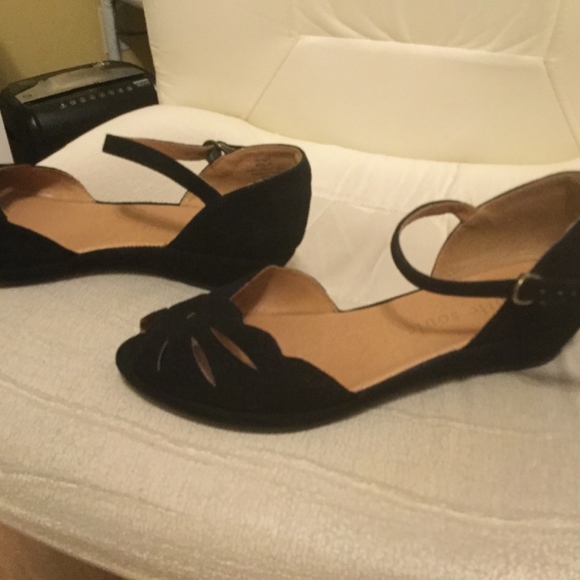 GENTLE SOLES BLACK SUEDE SHOE - Picture 2 of 4